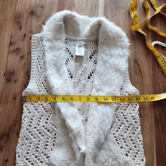 Max studio cream sleeveless crochet Vest, soft decorative trim,S - Picture 8 of 9